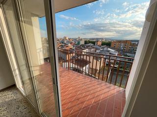 Pis  Carrer de les teixidores. Pis en venda amb terrassa de 4 habitacions a salt / piso en vent
