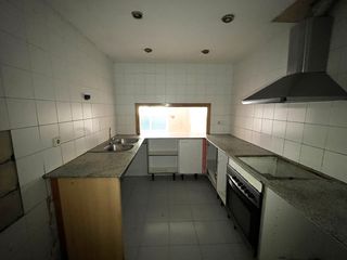 Piso  Carrer de francesc macià. Pis ampli i lluminós de 4 habitacions en venda a salt / amplio y