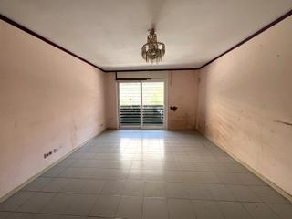 Pis  Carrer de francesc macià. Pis ampli i lluminós de 4 habitacions en venda a salt / amplio y