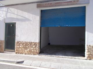 Lloguer Local Comercial a Centre. Local ideal para almacén con acceso con vehículo