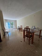 Etagenwohnung in La Verneda. Pisazo junto a todos los servicios necesarios para el día día