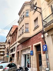 Casa a Centre. Casa al cendre de reus de dues plantes més baixos