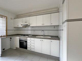 Flat in Carrer de jacint verdaguer 22. Pis de 4 hab. barri poetes + plaça parquing doble