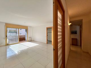 Appartement à Carrer de jacint verdaguer 22. Pis de 4 hab. barri poetes + plaça parquing doble