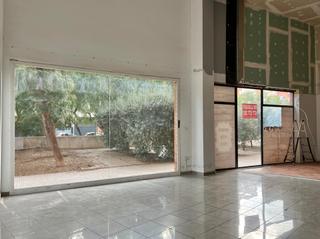 Rent Business premise in Avinguda de marià fortuny 32. Local cantoner amb gran visibilitat i possibilitat d’altell