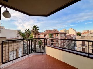 Location Appartement à Carrer ample 62. Pis de 4 hab. ideal estudiants /empreses