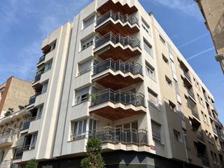 Location Parking voiture à Avinguda de prat de la riba 37. Plaça de pàrquing per a cotxe i moto / zona mercat