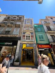 Rent Business premise in Carrer de monterols 15. Casa al carrer de monterols