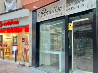 Lloguer Casa a Carrer de jesús 20. Se alquila local en pleno centro comercial + 3 plantas