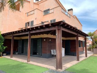 Casa adossada a Carrer de les roses 17. Chalet esquinero delante del green