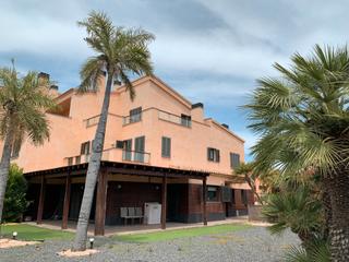 Casa adossada a Carrer de les roses 17. Chalet esquinero delante del green