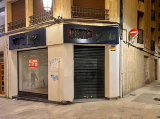 Lloguer Local Comercial a Carrer de la font 1. Local de 228 m2 davant de la prioral de sant pere