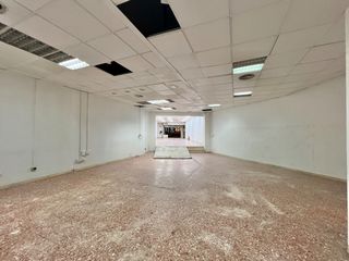 Rent Business premise in Avinguda de marià fortuny 78. Local gran i diàfan zona carrefour