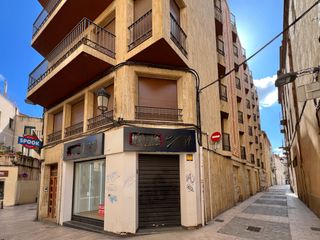 Miete Geschäftsraum in Carrer de la font 1. Local de 228m2 davant de la prioral de sant pere