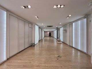 Rent Business premise in Carrer de la font 1. Local de 228m2 davant de la prioral de sant pere