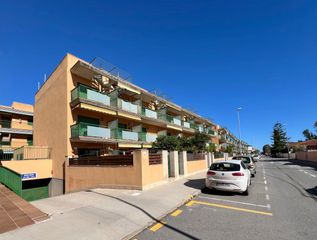 Piso en Carrer eucaliptus 13. Apartament d'una habitació amb terrassa, jardí i pàrquing