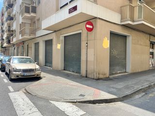 Locale commerciale  Carrer del morell 20. Local cantoner amb 4 grans obertures al carrer