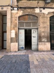 Lloguer Local Comercial a Carrer de l'hospital 11. Local en ple centre comercial amb 128 m2 / zona pallol