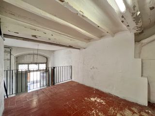 Lloguer Local Comercial a Carrer de l'hospital 11. Local en ple centre comercial amb 128 m2 / zona pallol