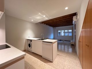 Rent Flat in Carrer de sant miquel 19. Estudi d'una habitació al centre