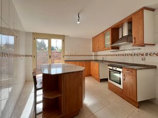 Rent Flat in Carrer de ventura gassol 4. Pis de tres habitacions amb gran terrassa i piscina comunitària