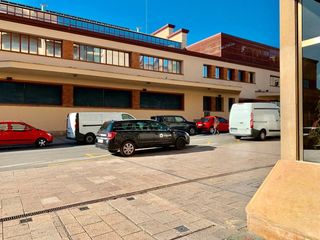 Aparcament cotxe a Carrer de josep sardà i cailà 5. Plaça de pàrquing zona mercat amb entrada a dos carrers