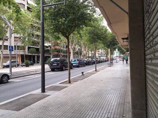 Rent Business premise in Mestral. Local en paseo sunyer para pavimentar y arreglar