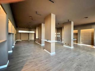 Location Local commercial à Centre. Local en paseo sunyer ideal para negocios que requieran visibili