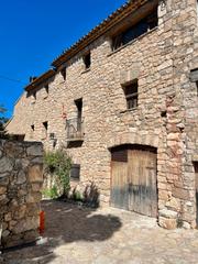 Masia a Cornudella de Montsant. Complex de 8 apartaments + restaurant en ple funcionament