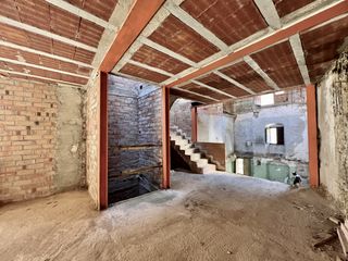 Casa a Aleixar (L´). Casa amb estructura nova per acabar al mig de l'aleixar