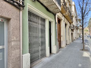 Lloguer Local Comercial a Mestral. Local  al carrer ample apte per a molts tipus de negocis
