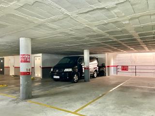 Autoparkplatz in Avinguda de jaume l 38. Plaza doble de parquing  2 coches+moto de capacidad