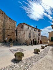 Casa a Plaça de l'església 2. Casa cantonera a la plaça de l'església