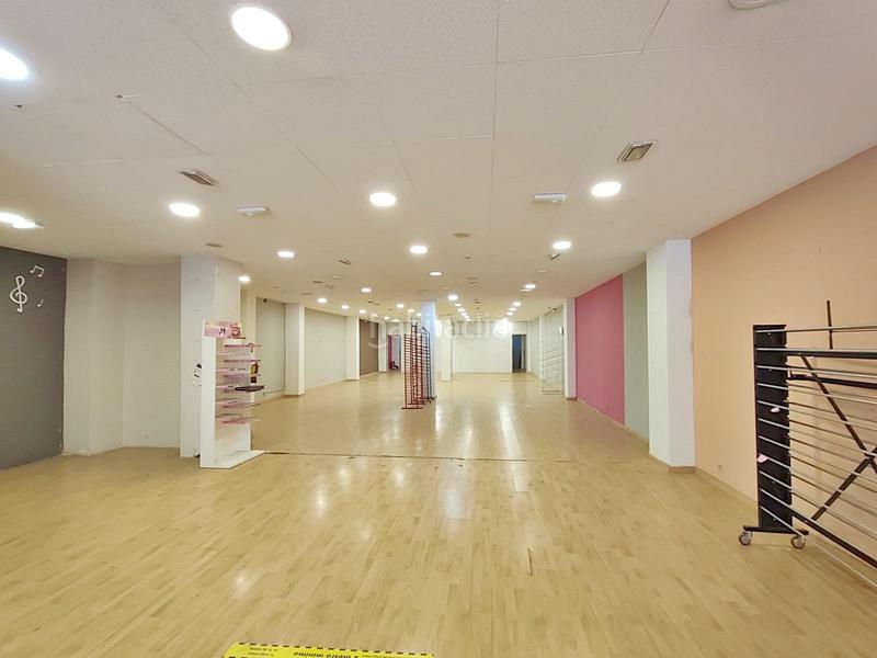 Foto d0a174b8-e5d9-4840-a2cb-762c9e123bd8. Alquiler local comercial  en planta baja espacio versátil y luminoso en Mataró