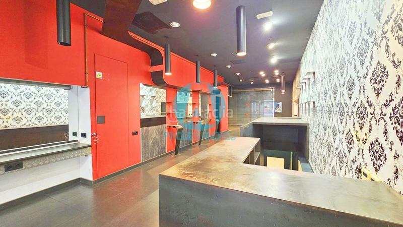Foto a1cfdb5c-1363-487b-b343-b3c74cec4012. Alquiler local comercial espacioso local comercial en la mejor calle comercial del centro oportunidad única en Mataró