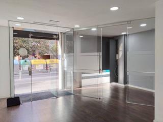 Location Local commercial à Eixample. Local en planta baja con 4 espacios y lavabo adaptado
