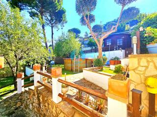 Casa  Can massuet. En exclusiva casa de 219m con 3 plantas, 6 dormitorios, jardn y