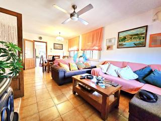 Casa  Can massuet. En exclusiva casa de 219m con 3 plantas, 6 dormitorios, jardín y