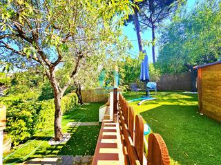 Casa  Can massuet. En exclusiva casa de 219m con 3 plantas, 6 dormitorios, jardín y