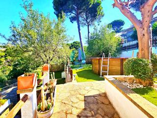 Casa  Can massuet. En exclusiva casa de 219m con 3 plantas, 6 dormitorios, jardín y