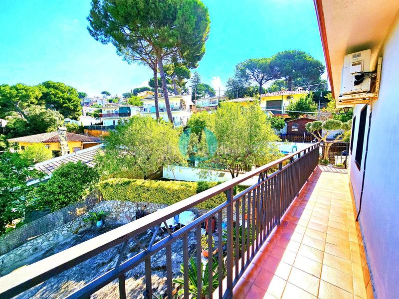 Foto 10ffde54-cbda-4d5d-a5bc-0354086cd633. Casa en exclusiva casa de 219m con 3 plantas, 6 dormitorios, jardín y terraza en parcela de 916m 420.000 en Dosrius