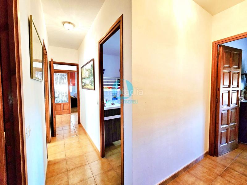 Foto 3c05b0fb-7824-4ad5-a998-35f5cc7c9ab4. Casa en exclusiva casa de 219m con 3 plantas, 6 dormitorios, jardín y terraza en parcela de 916m 420.000 en Dosrius