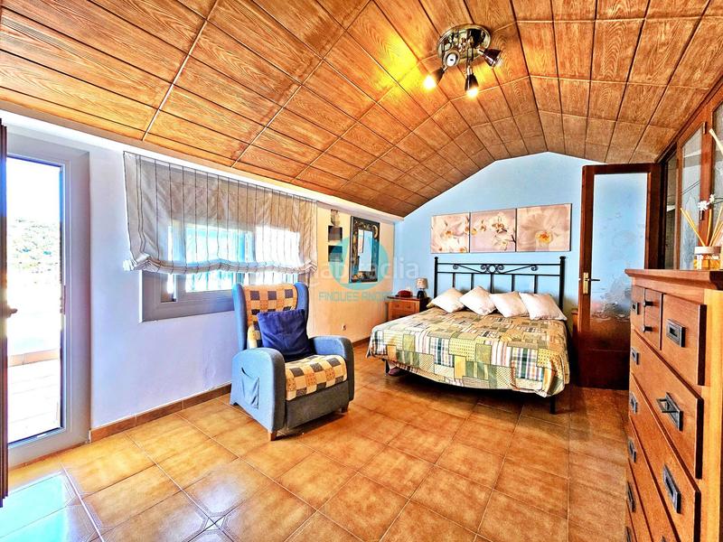 Foto 49f657b4-49ab-4db0-a229-8d23665d84fa. Casa en exclusiva casa de 219m con 3 plantas, 6 dormitorios, jardín y terraza en parcela de 916m 420.000 en Dosrius