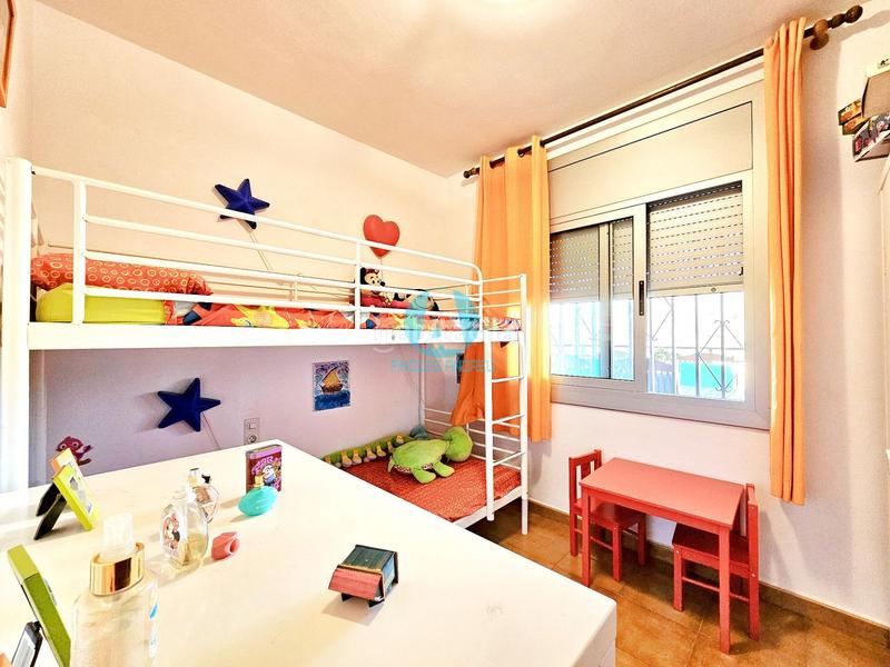 Foto 4ab5c1b9-02d6-4c9a-92a1-e4727fb70c2b. Casa en exclusiva casa de 219m con 3 plantas, 6 dormitorios, jardín y terraza en parcela de 916m 420.000 en Dosrius