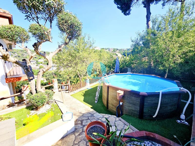 Foto 96e8ca42-43ea-4474-8d99-61c52886d4a3. Casa en exclusiva casa de 219m con 3 plantas, 6 dormitorios, jardín y terraza en parcela de 916m 420.000 en Dosrius