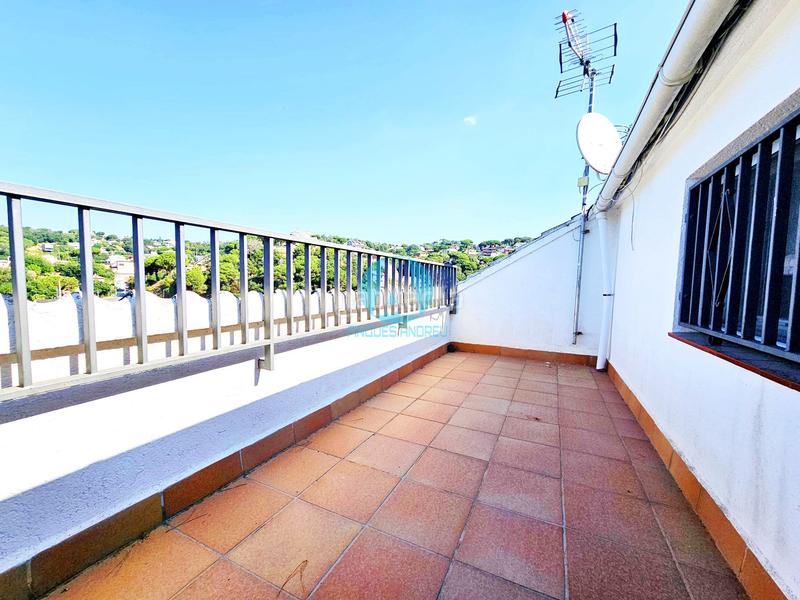 Foto a5ec4e9a-e338-4b98-98b9-d286973d1ed9. Casa en exclusiva casa de 219m con 3 plantas, 6 dormitorios, jardín y terraza en parcela de 916m 420.000 en Dosrius