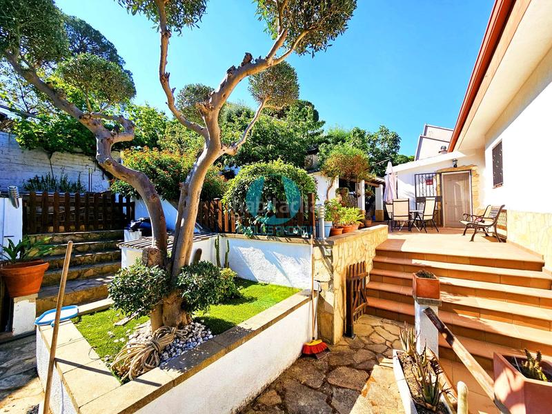 Foto dca9dbda-3d99-41d5-8608-8ae8a00781bb. Casa en exclusiva casa de 219m con 3 plantas, 6 dormitorios, jardín y terraza en parcela de 916m 420.000 en Dosrius
