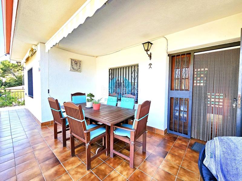 Foto e5d25f7c-5dd5-4f2c-9fb4-287d7071bf3e. Casa en exclusiva casa de 219m con 3 plantas, 6 dormitorios, jardín y terraza en parcela de 916m 420.000 en Dosrius
