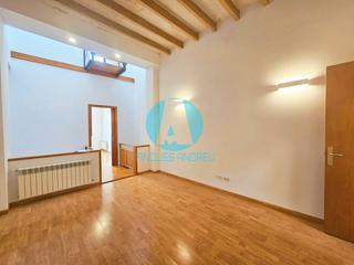 Location Édifice à Centre. Edificio con acabados modernistas en alquiler  centro de mataró