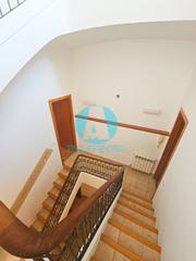 Location Maison jumelée à Centre. Casa con local con acabados modernistas en alquiler  centro de m